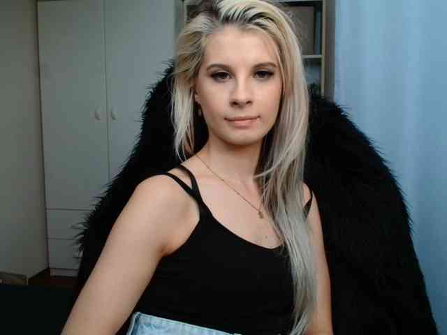 Model: KristineNatural