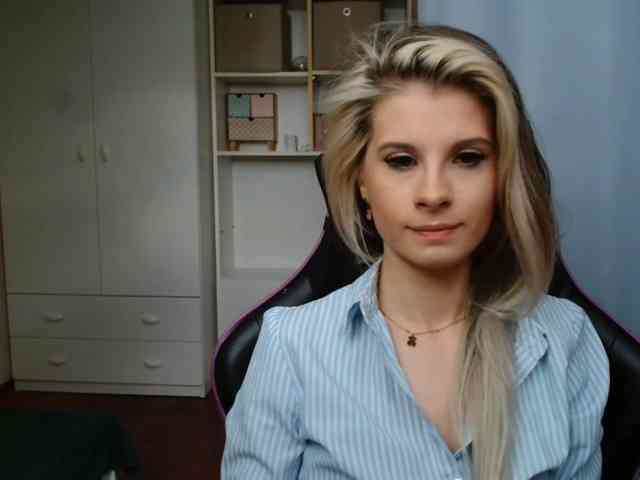 Model: KristineNatural