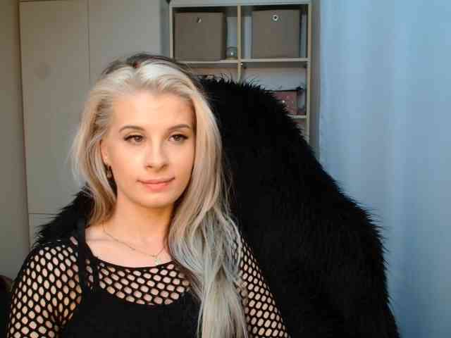 Model: KristineNatural
