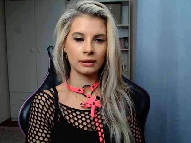 Model: KristineNatural