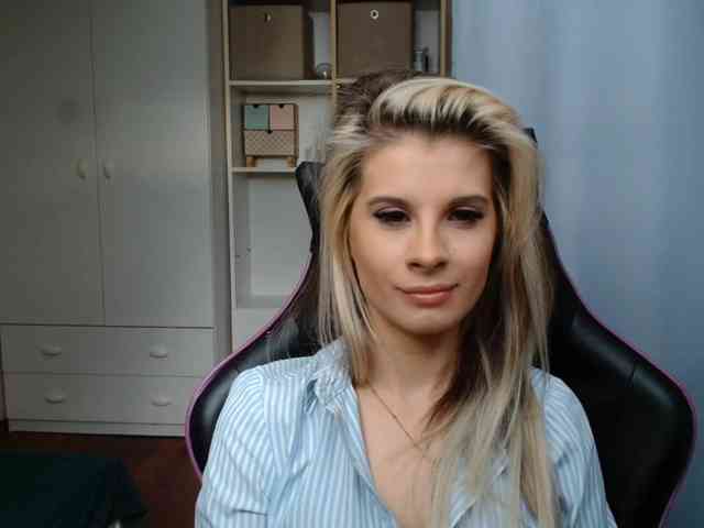 Model: KristineNatural