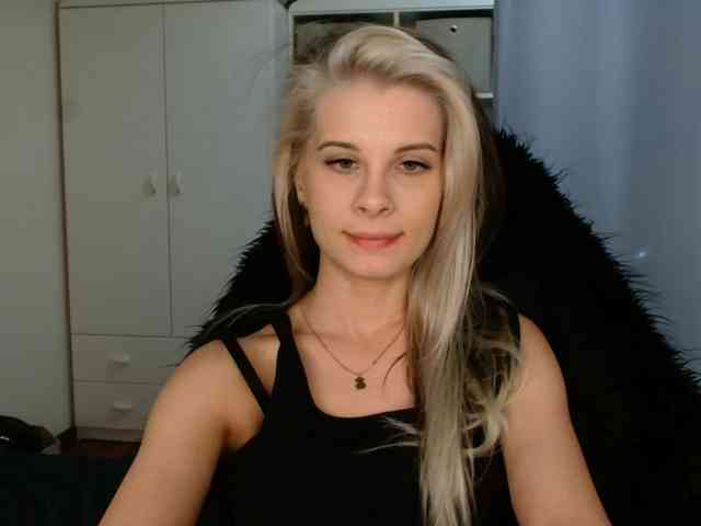 Model: KristineNatural