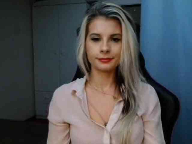 Model: KristineNatural