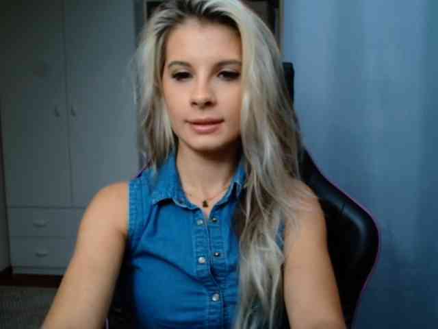 Model: KristineNatural