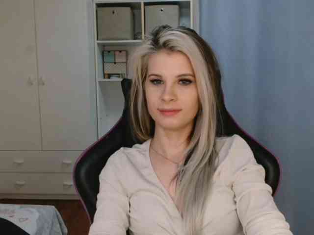 Model: KristineNatural