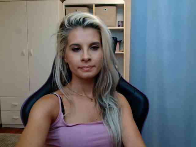 Model: KristineNatural