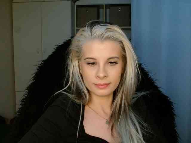 Model: KristineNatural