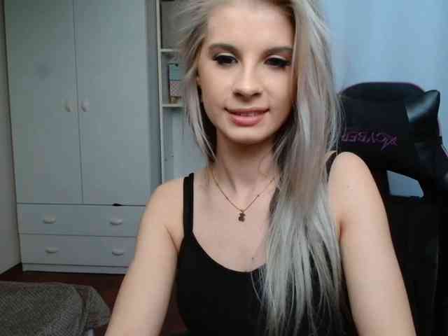 Model: KristineNatural
