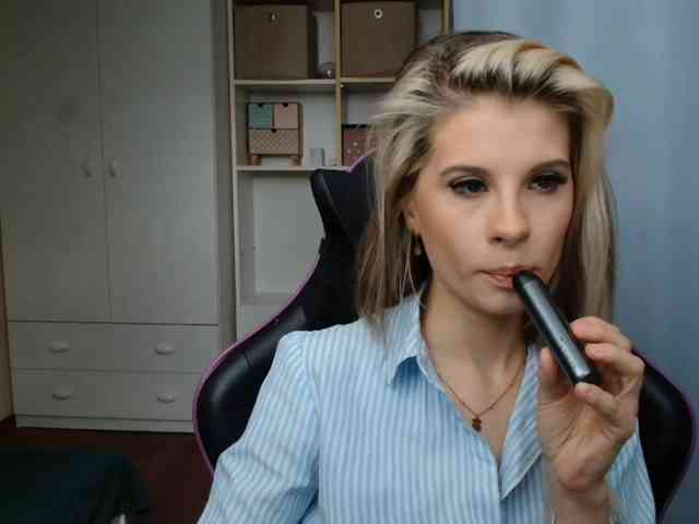 Model: KristineNatural