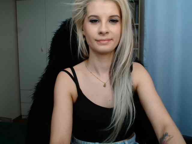 Model: KristineNatural