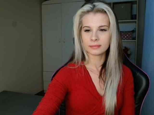 Model: KristineNatural