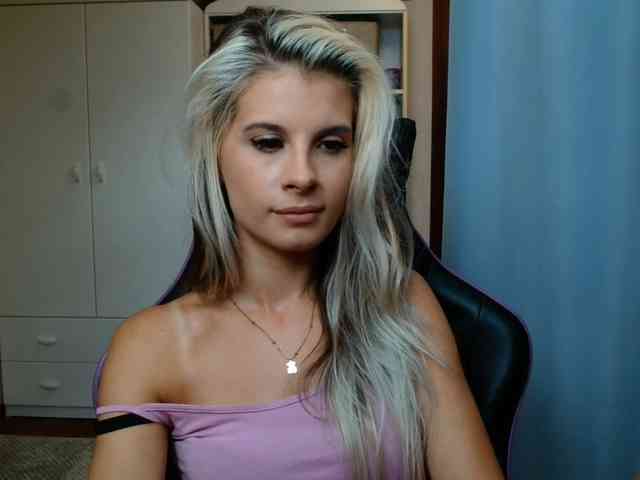Model: KristineNatural