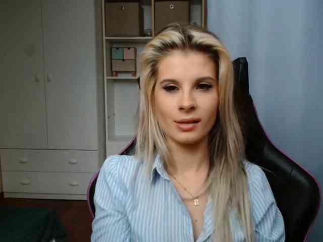 Model: KristineNatural