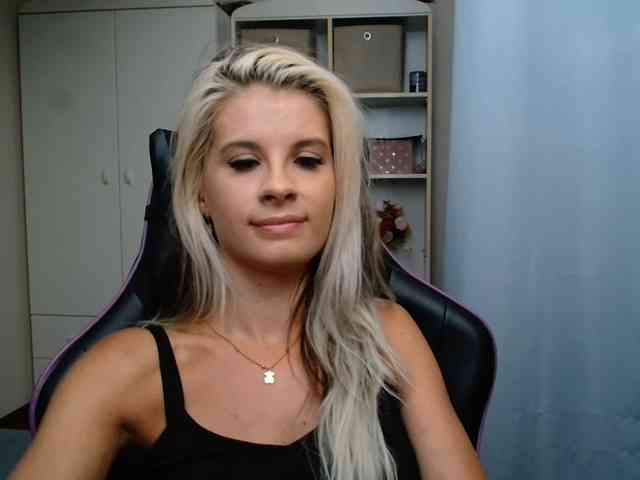 Model: KristineNatural