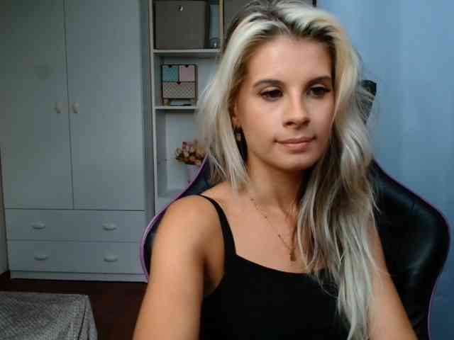 Model: KristineNatural