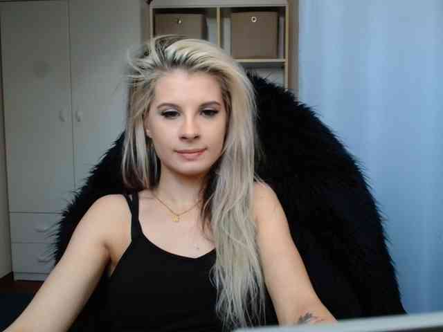 Model: KristineNatural