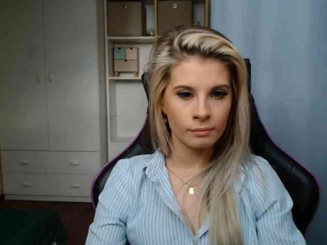 Model: KristineNatural