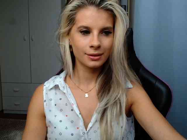 Model: KristineNatural