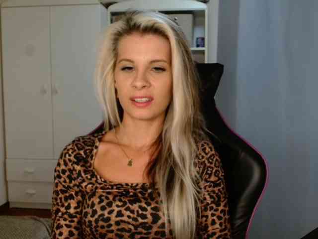 Model: KristineNatural