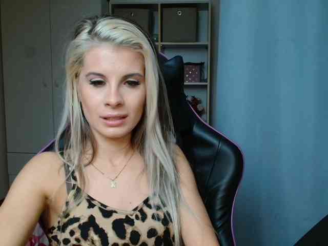 Model: KristineNatural