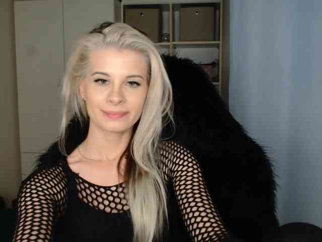 Model: KristineNatural