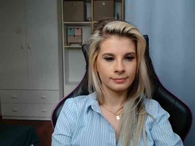 Model: KristineNatural
