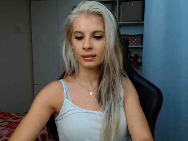 Model: KristineNatural