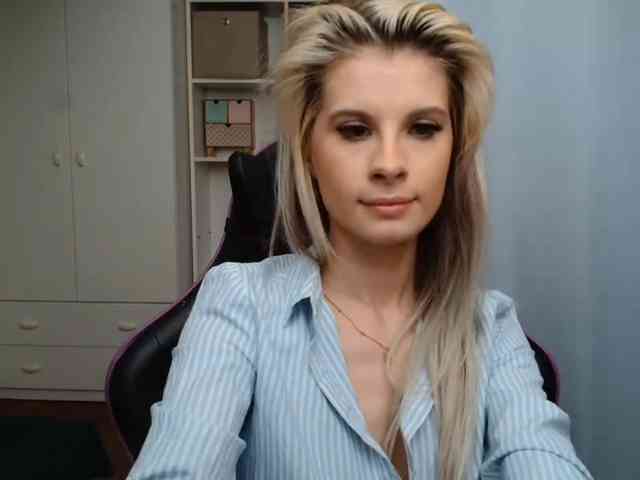 Model: KristineNatural