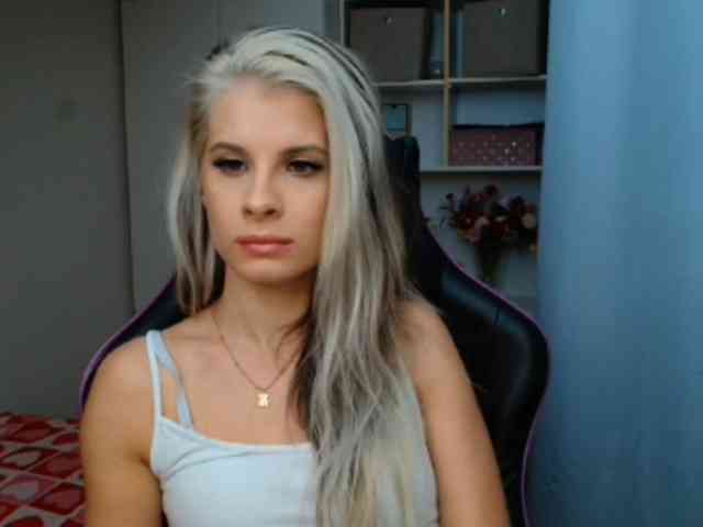 Model: KristineNatural