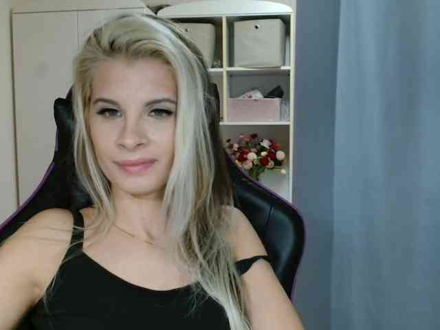 Model: KristineNatural