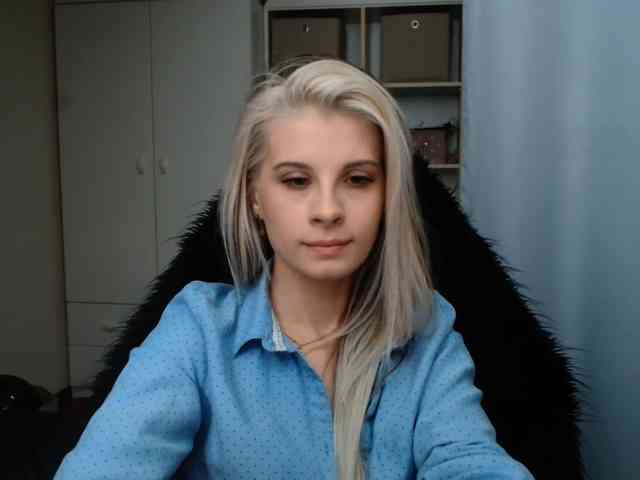 Model: KristineNatural