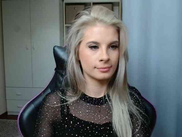 Model: KristineNatural