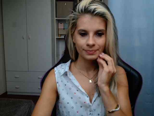 Model: KristineNatural