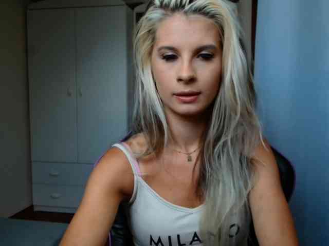 Model: KristineNatural