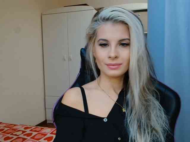 Model: KristineNatural