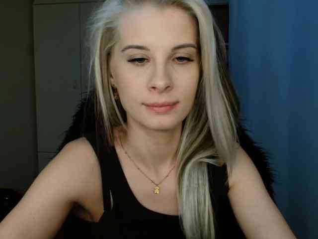 Model: KristineNatural