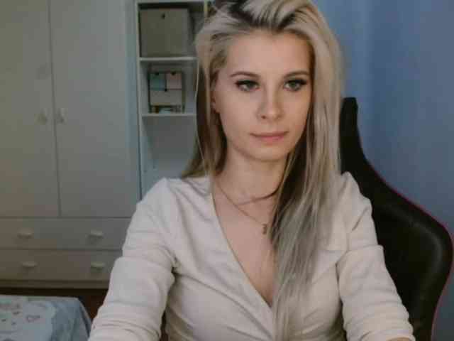 Model: KristineNatural