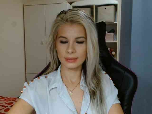 Model: KristineNatural