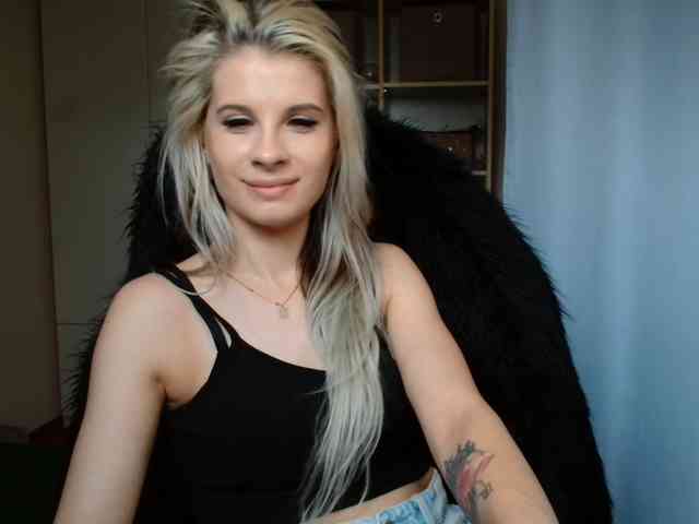 Model: KristineNatural