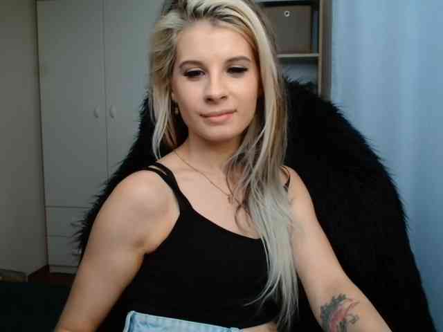 Model: KristineNatural