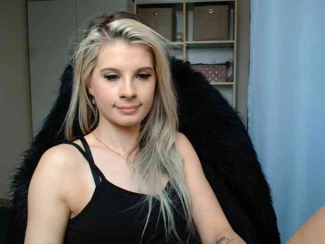 Model: KristineNatural