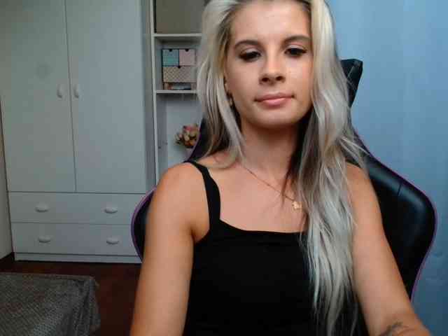 Model: KristineNatural