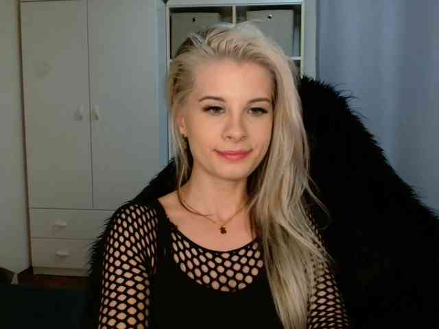 Model: KristineNatural
