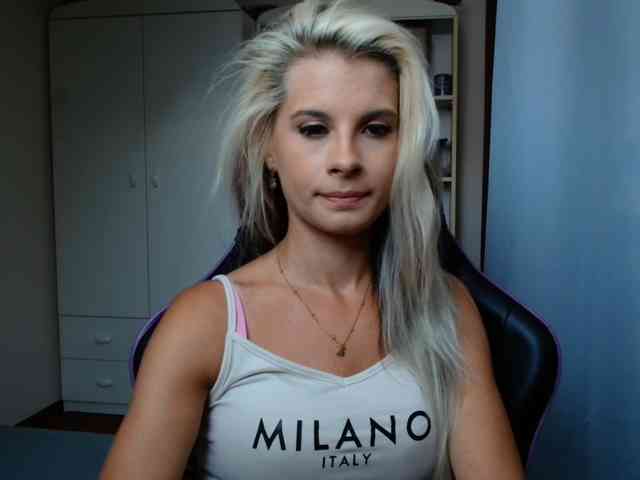 Model: KristineNatural