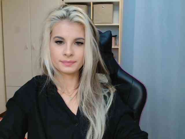 Model: KristineNatural