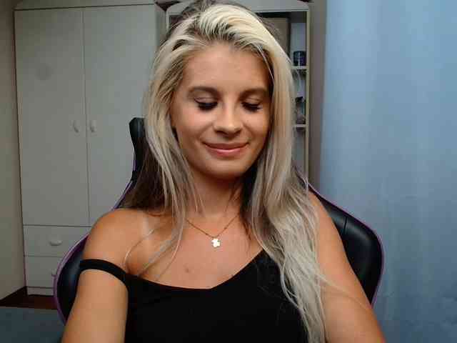Model: KristineNatural