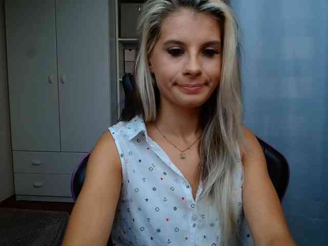 Model: KristineNatural