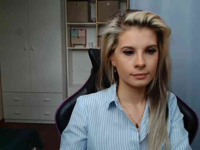 Model: KristineNatural