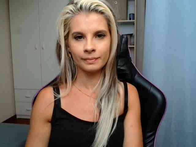 Model: KristineNatural