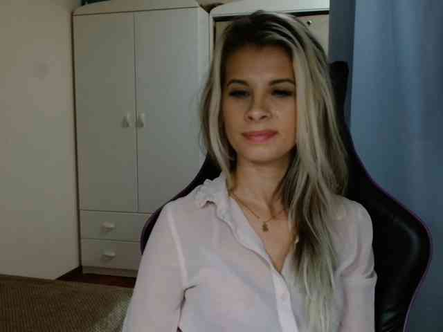 Model: KristineNatural